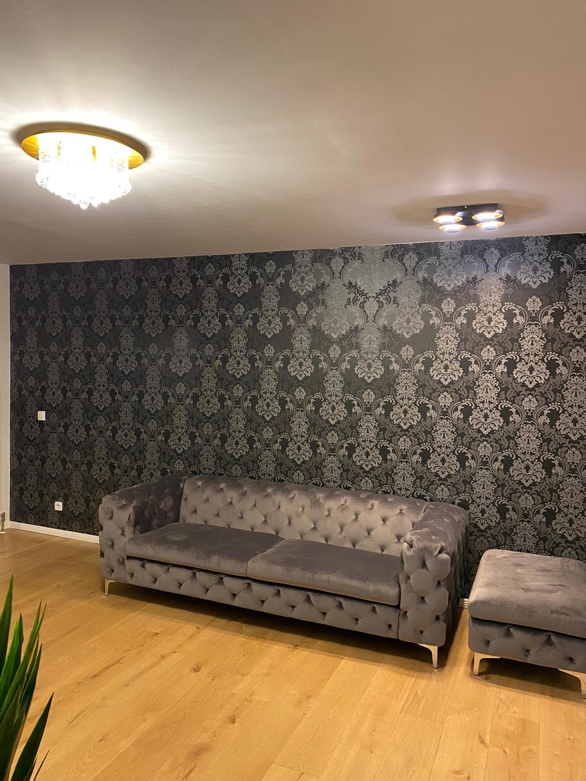 Elegant tapeziertes Wohnzimmer mit Damasttapete und Chesterfield-Sofa – eigene Arbeit von Adler & Bär